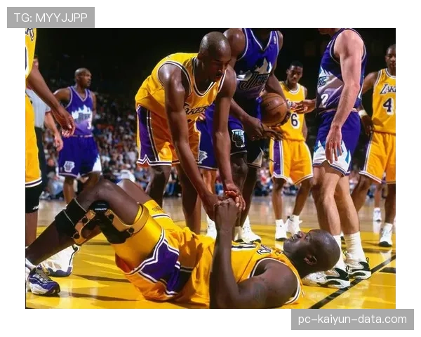 埃迪·琼斯无球跑动拉开空间，3D属性改变球队进攻结构