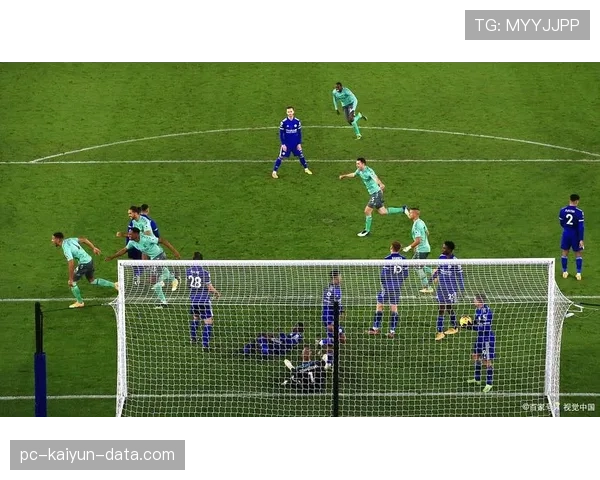 犯规种类及其判罚标准解析：足球规则中的关键区分与应用