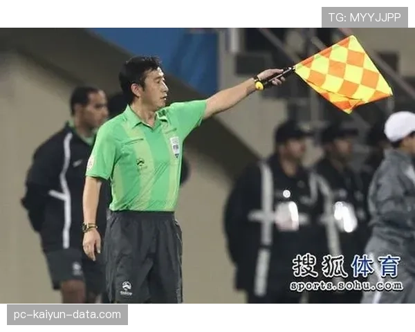 边裁职责详解：足球比赛中助理裁判的判罚与职责范围